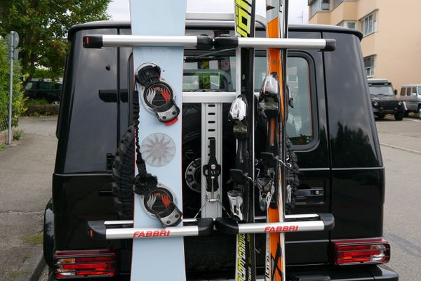 Gringo ski- and snowboard carrier for the spare wheel